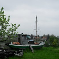 Loď zaparkovaná na zahradě